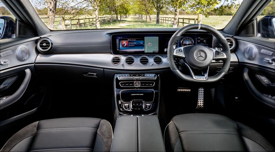 Торпедо Mercedes-AMG E63 S 4Matic+ 2017 года  (UK) (фото 11 из 40)